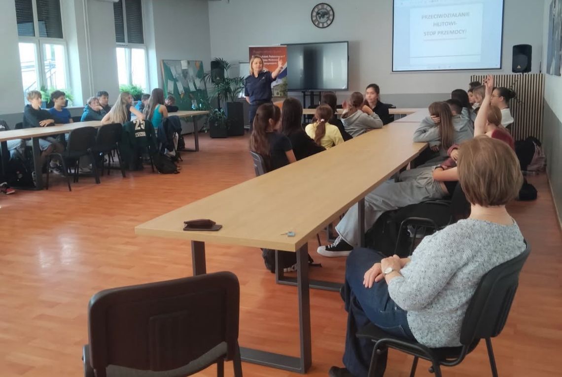 Wiadomości lokalne. Bezpieczeństwo w szkołach. Wzmożone patrole i rozmowy z uczniami Wiadomości lokalne. Bezpieczeństwo w szkołach. Wzmożone patrole i rozmowy z uczniami