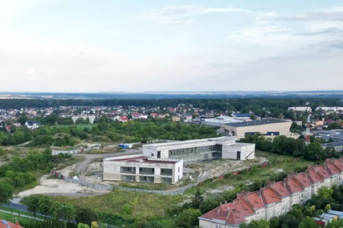 Wiadomości lokalne. Budowa Instytutu Nauk Medycznych w zawieszeniu od miesięcy. Teraz pojawiło się światełko w tunelu
