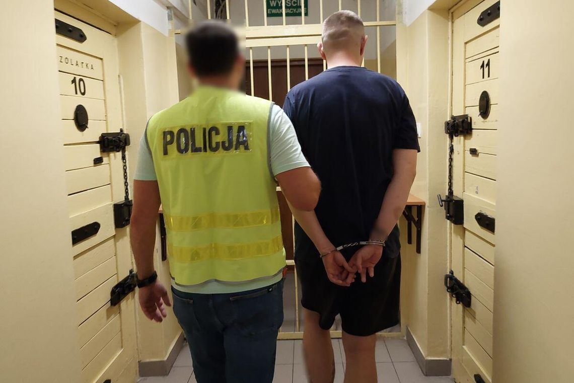 26-latek z Chełma próbował wynieść ze sklepu słuchawki i drona bez płacenia.