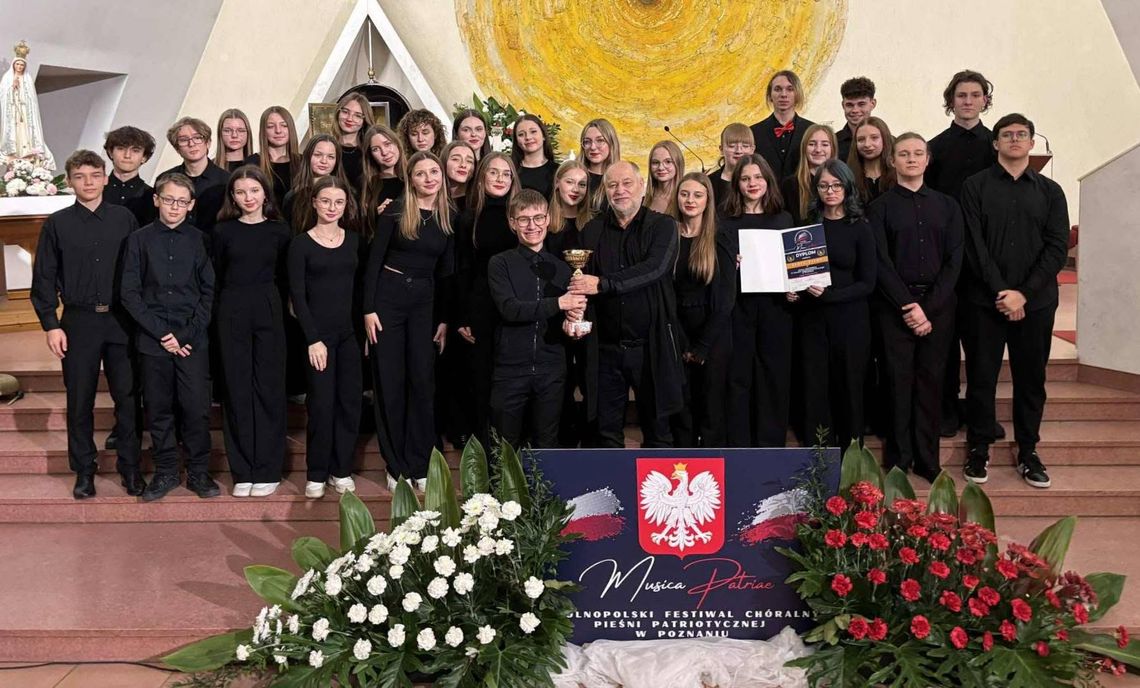 Chór "Rapsodia” z II Liceum Ogólnokształcącego w Chełmie.
