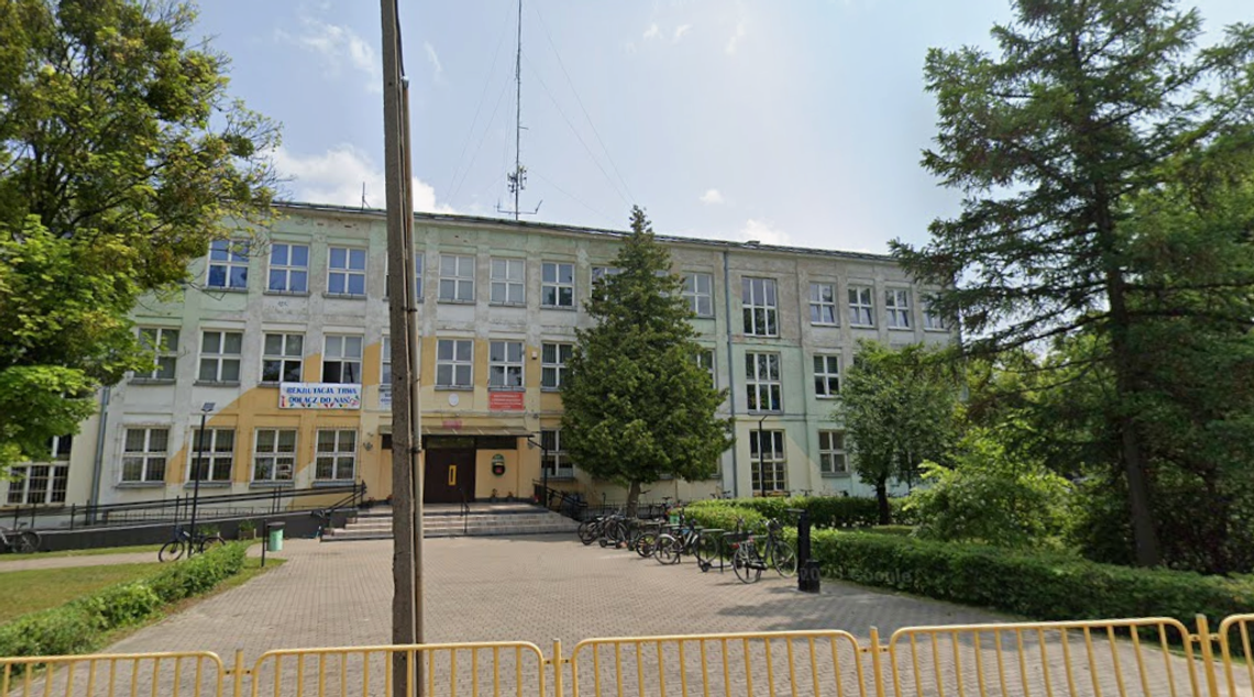 Na zdjęciu budynek SP nr 4 w Chełmie