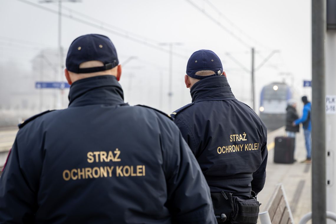 Na zdjęciu funkcjonariusze SOK patrolują teren kolejowy