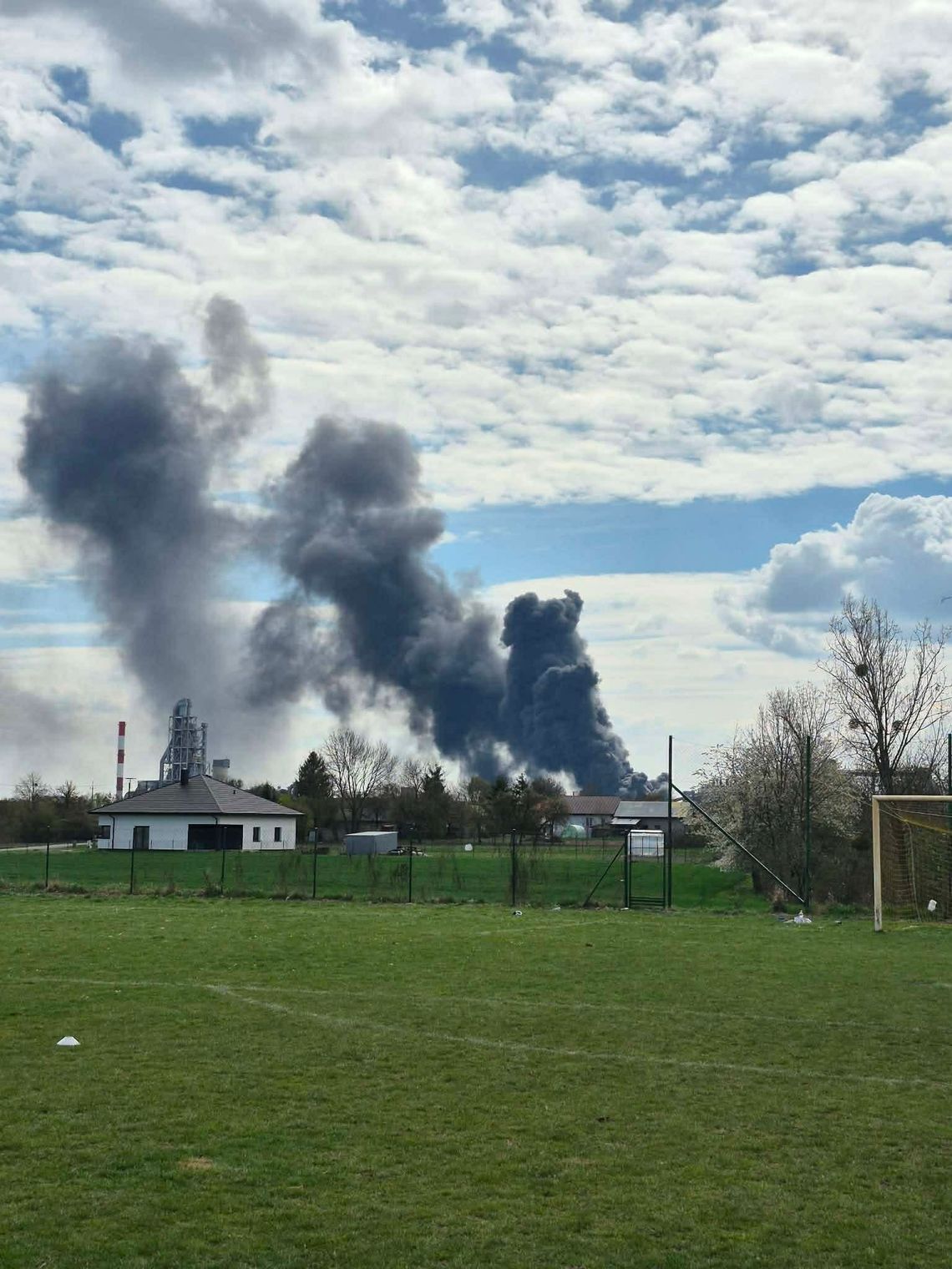 Wiadomości lokalne. Groźny pożar przy ul. Fabrycznej. Na miejscu 10 zastępów straży