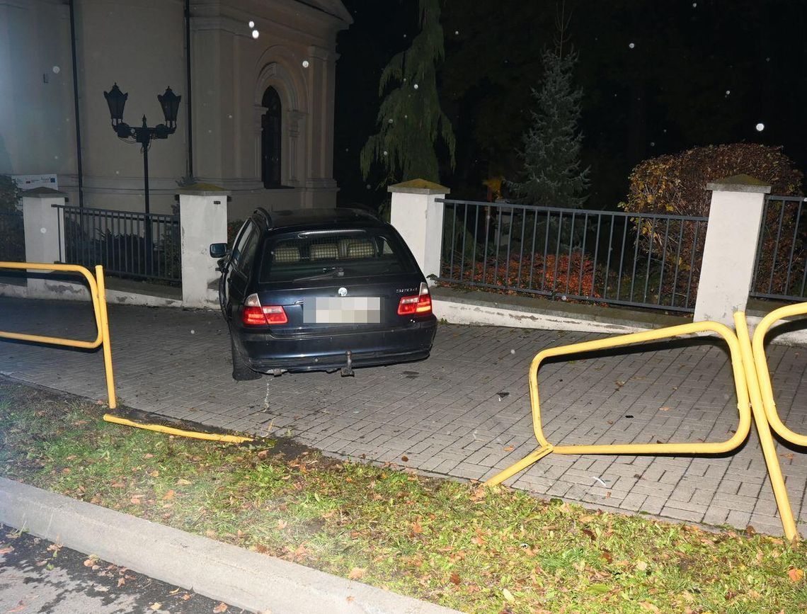 Nietrzeźwy 19-latek wjechał BMW w ogrodzenie cerkwi przy ulicy Kopernika w Chełmie.