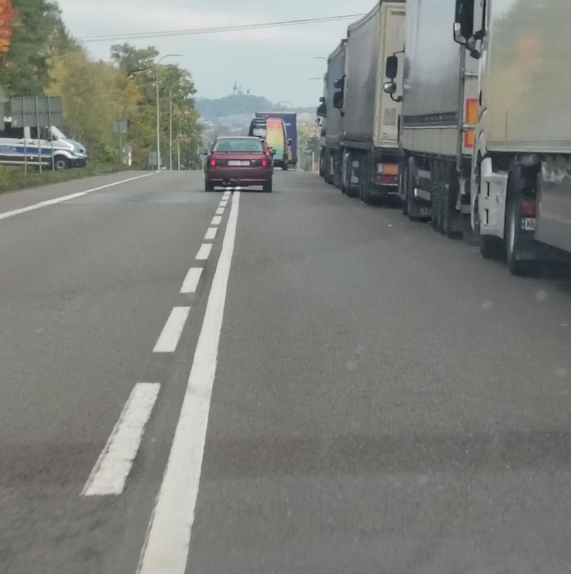 Kolejka tirów do przejścia granicznego w Dorohusku dziś rano sięga Janowa.