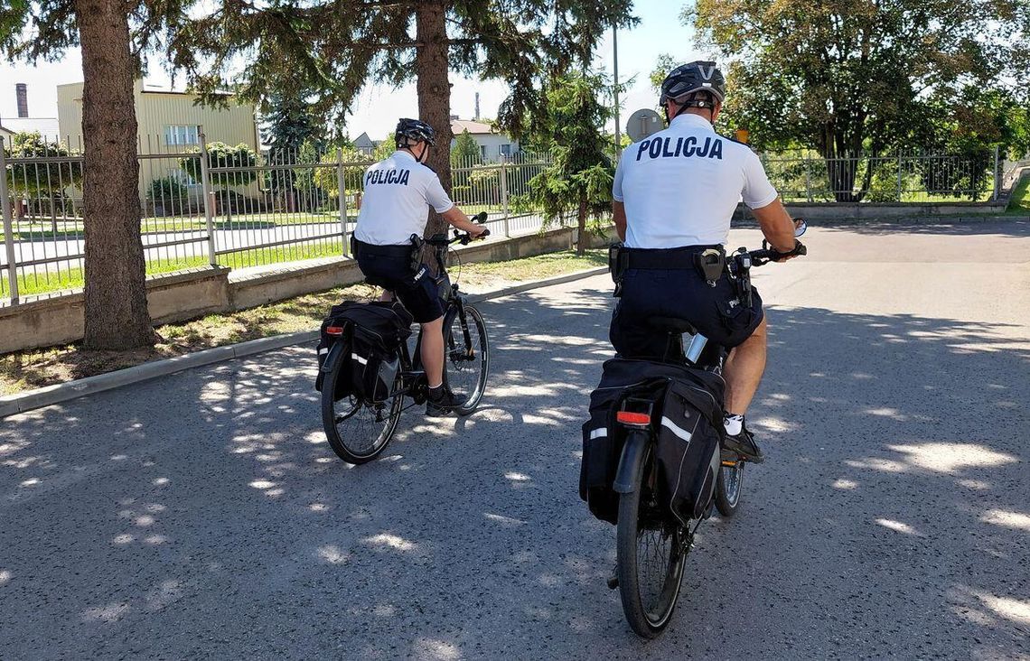 Wiadomości lokalne - Mundurowi na jednośladach patrolują Chełm Na ulicach, ścieżkach i w parkach Chełma oraz okolic wciąż można spotkać policyjne patrole rowerowe.