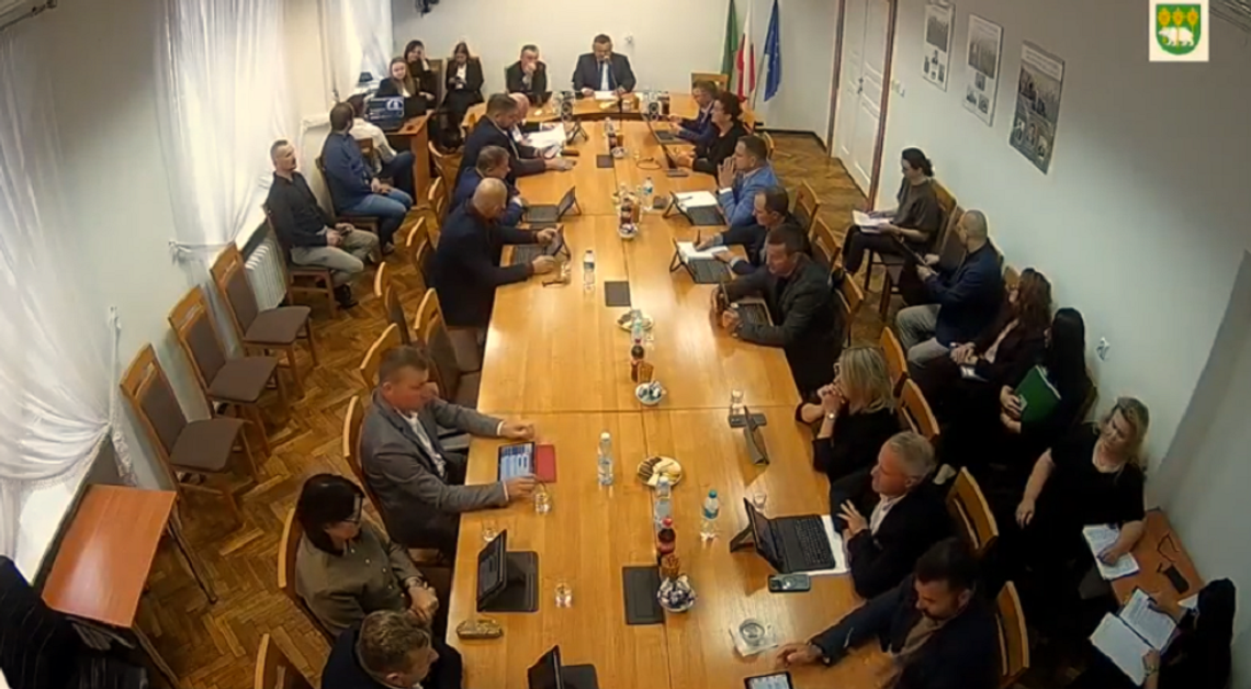 Nagranie przedstawiające mieszkankę DPS-u w Nowinach przywiązaną do ramy łóżka było tematem nadzwyczajnej sesji Rady Powiatu w Chełmie.