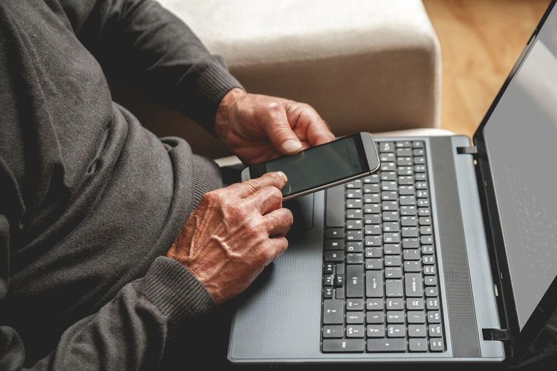 Zdjęcie ilustracyjne/oszustwo „na akcje Orlenu”. Mieszkaniec Chełma stracił pieniądze