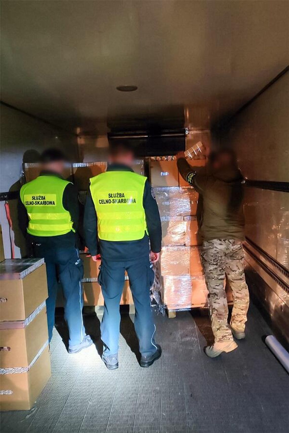 Na zdjęciu funkcjonariusze celno-skarbowi w trakcie kontroli ciężarówki