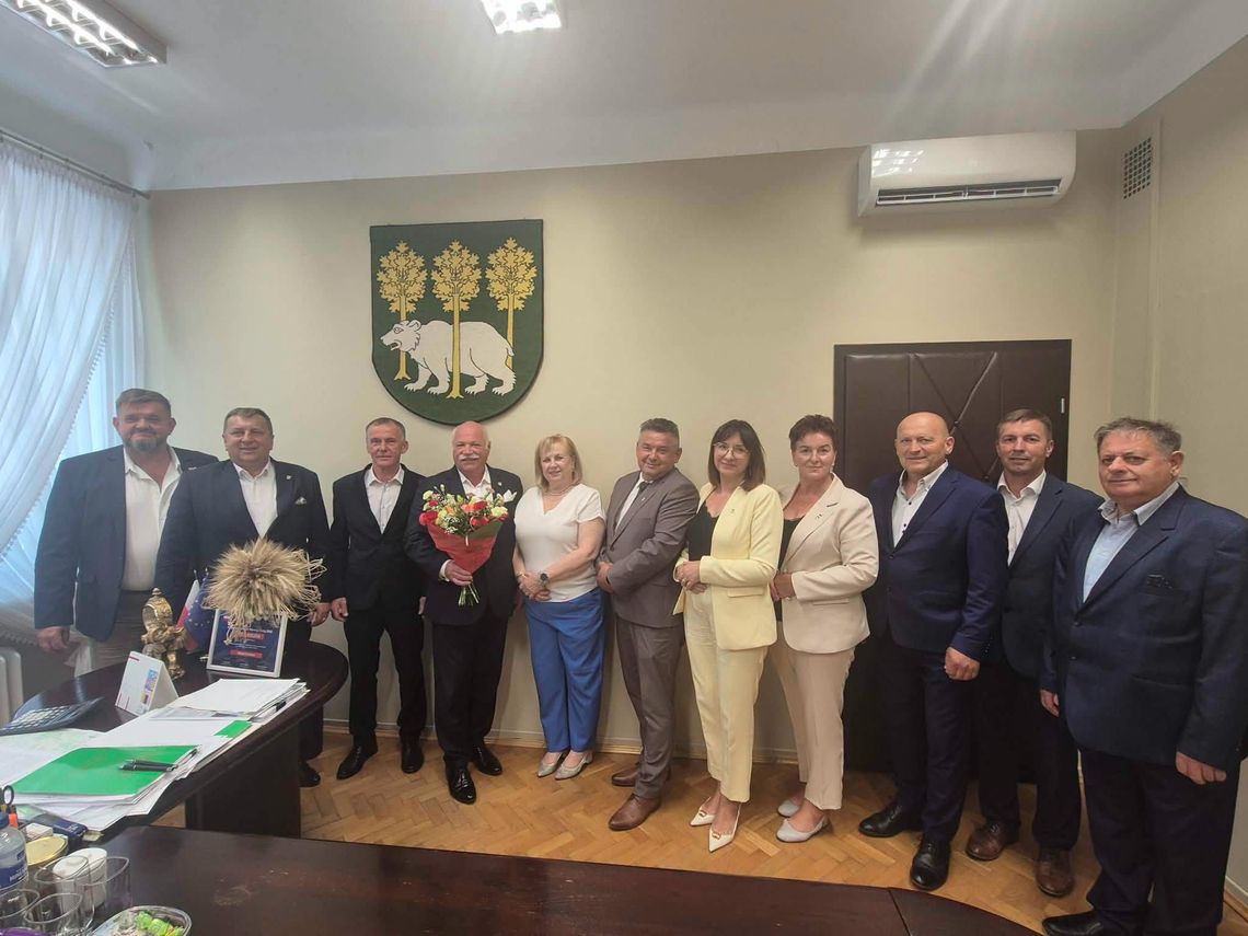 Wiadomości lokalne - Radni jednogłośnie udzielili zarządowi powiatu absolutorium Ponad 180 milionów złotych dochodów, blisko 30 milionów złotych nadwyżki budżetowej, rekordowy wynik operacyjny oraz dziesiątki milionów przeznaczone na rozwój infrastruktury drogowej.