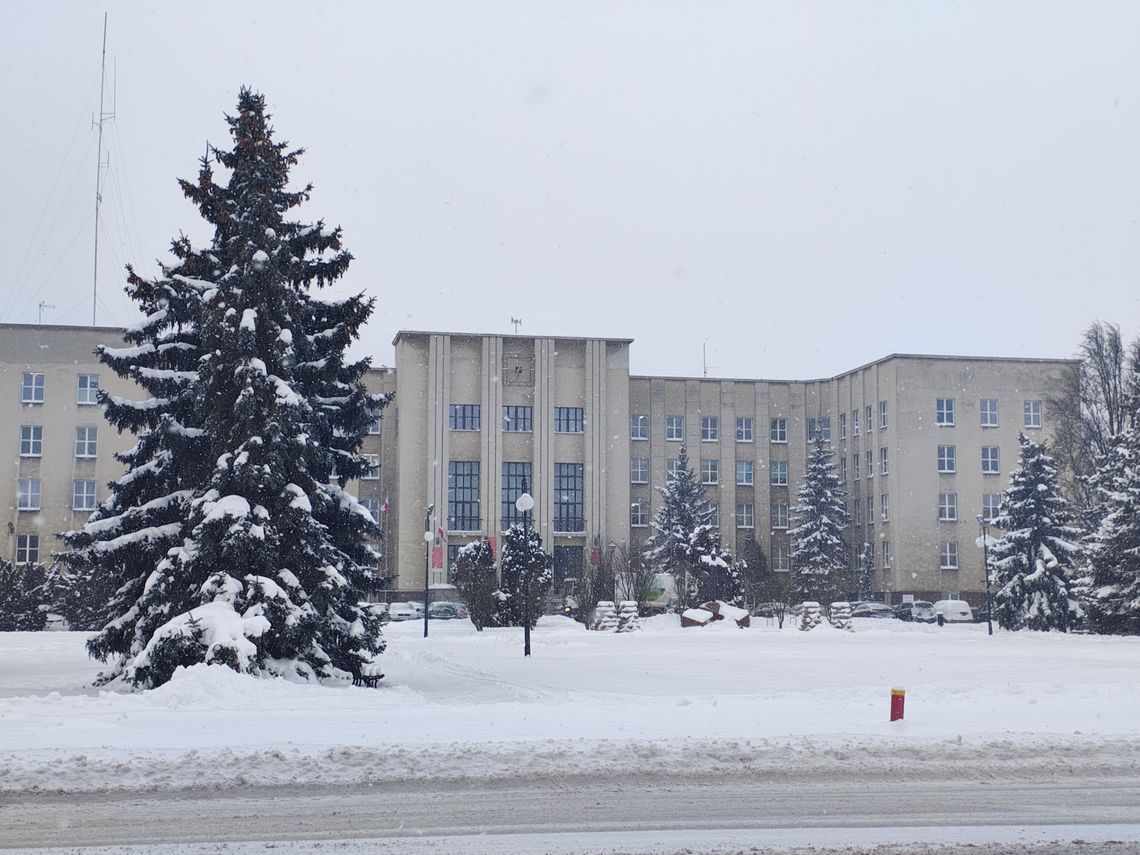 Wiadomości lokalne. Reorganizacja uderza w pracowników. Co dalej po zmianach w starostwie? Dziś ruszają radiowe licytacje WOŚP