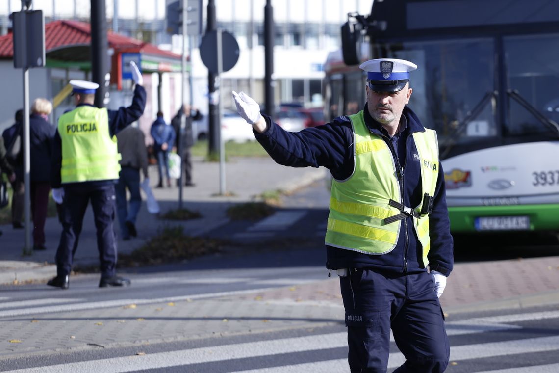 Wiadomości lokalne. Ruch na drogach przed Wszystkich Świętych. Lodowa atrakcja w Krasnymstawie. ZUS zmienia cyfrowe narzędzia dla płatników składek. Na zdjęciu policjanci kierujący ruchem drogowym