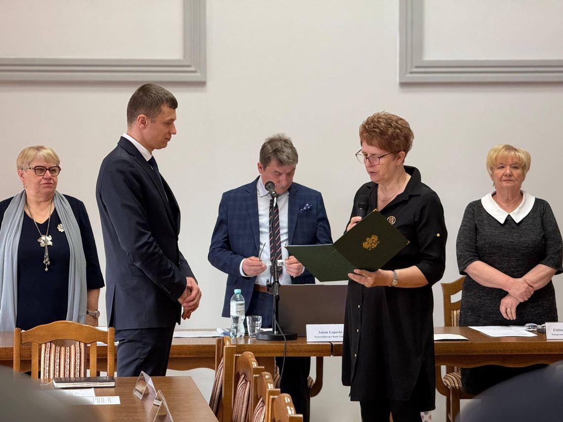 Grażyna Burda Przewodnicząca Gminnej Komisji Wyborczej w Wojsławicach 7 kwietnia wręczyła Bartłomiejowi Szajnerowi zaświadczenie o wyborze Wójta Gminy Wojsławice.