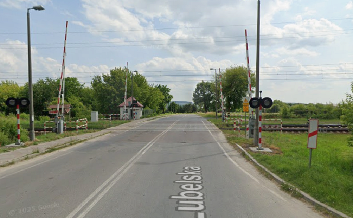 Wiadomości lokalne. Śmiertelny wypadek na torach w Rejowcu Fabrycznym Zdj. ilustracyjne/przejazd kolejowy w Rejowcu Fabrycznym