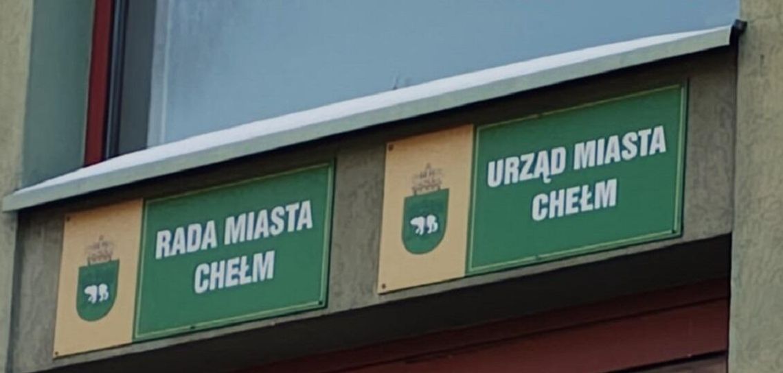 Wiadomości lokalne. Spór o dodatki dla dyrektorów w Chełmie. Radny mówi o "bolszewickim zachowaniu"
