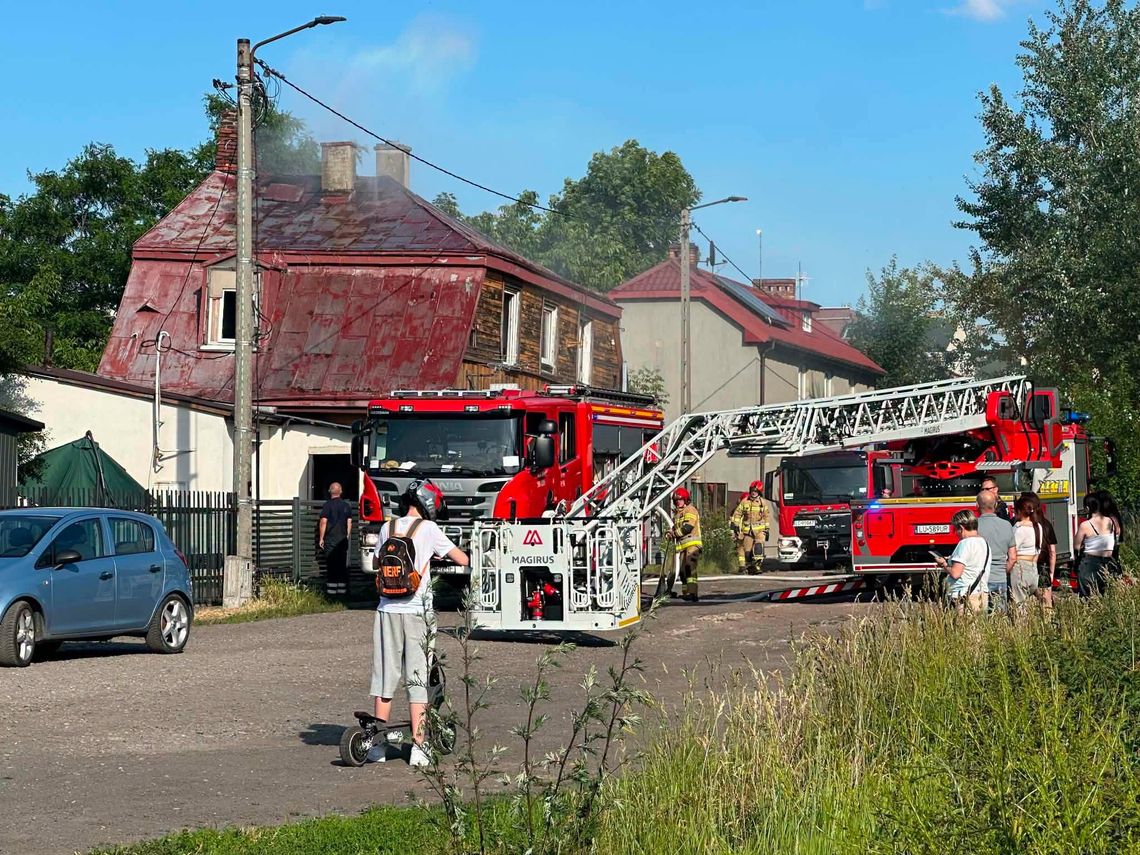 Wiadomości lokalne – Strażacy walczyli z ogniem w Chełmie W piątkowe popołudnie przy ulicy Kopernika w Chełmie wybuchł pożar. Ogień zajął poddasze oraz jedno z pomieszczeń mieszkania.