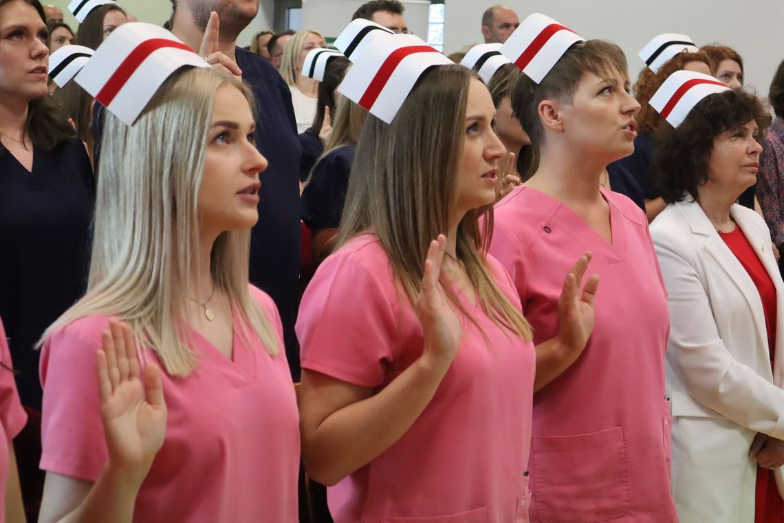 Wiadomości lokalne. Symboliczny krok w stronę zawodu medycznego. Czepkowanie w PANS w Chełmie Wiadomości lokalne. Symboliczny krok w stronę zawodu medycznego. Czepkowanie w PANS w Chełmie
