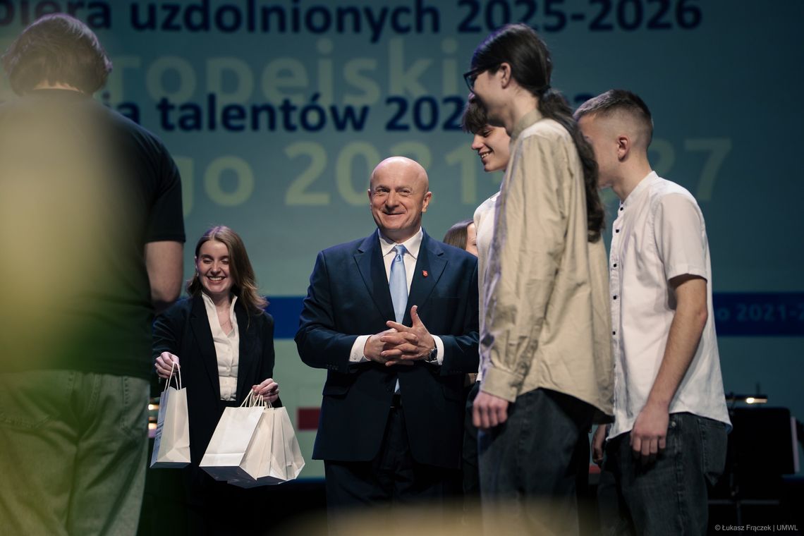 Wiadomości lokalne - Uczniowie z całego województwa odebrali stypendia w Lublinie Pierwsi uczniowie szkół z województwa lubelskiego odebrali stypendia w ramach dwóch projektów: „Lubelska kuźnia talentów 2025-2026” oraz „Lubelskie wspiera uzdolnionych 2025-2026”.