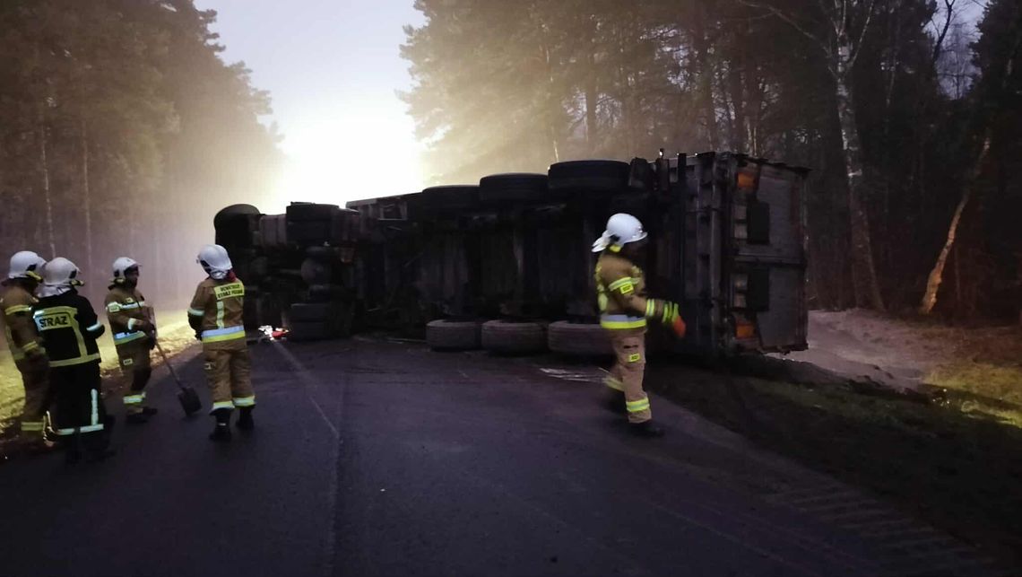 Wiadomości lokalne. Uważajcie na drogach. Wczoraj ucierpiał rowerzysta i kierująca, dziś na DW 812 przewróciła się ciężarówka