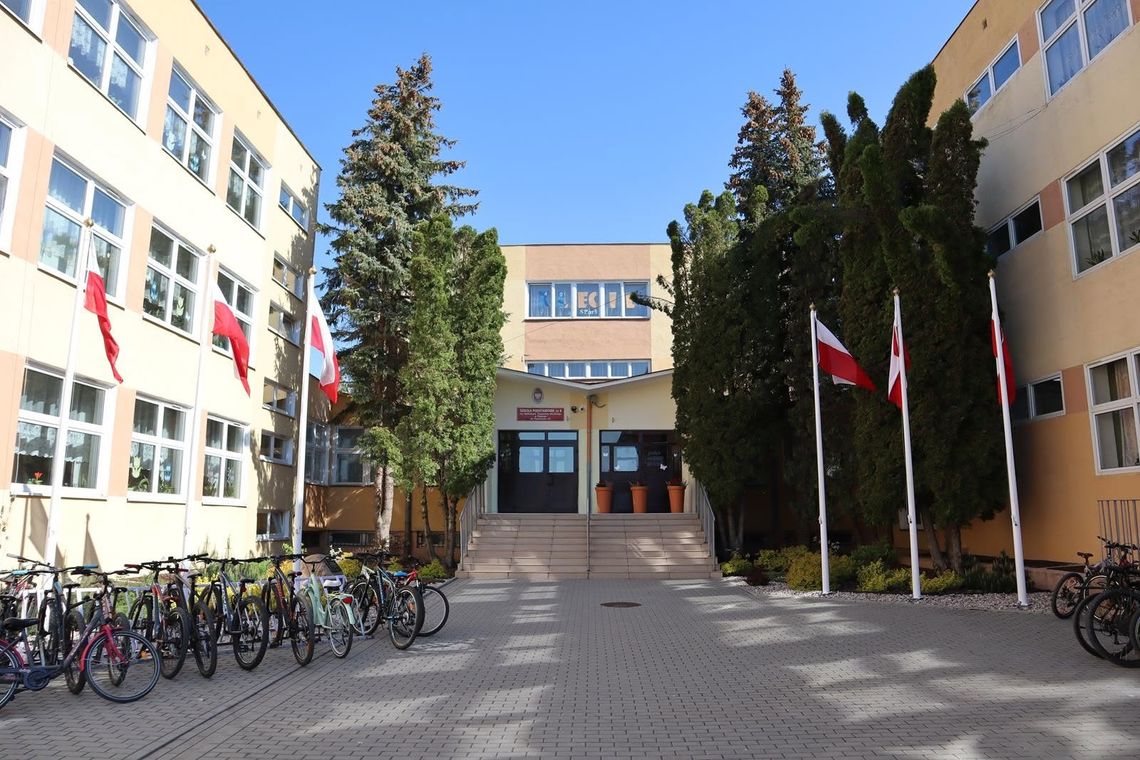 Wiadomości lokalne - zmiana na fotelu dyrektora w SP nr 8 w Chełmie Szkoła Podstawowa nr 8 w Chełmie