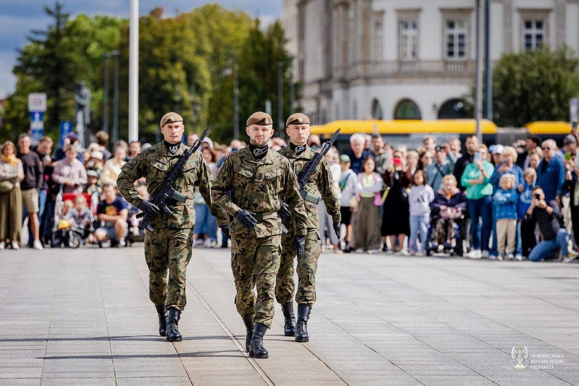 Żołnierze 19. Nadbużańskiej Brygady Obrony Pogranicza stanęli wczoraj na warcie przy Grobie Nieznanego Żołnierza w Warszawie.