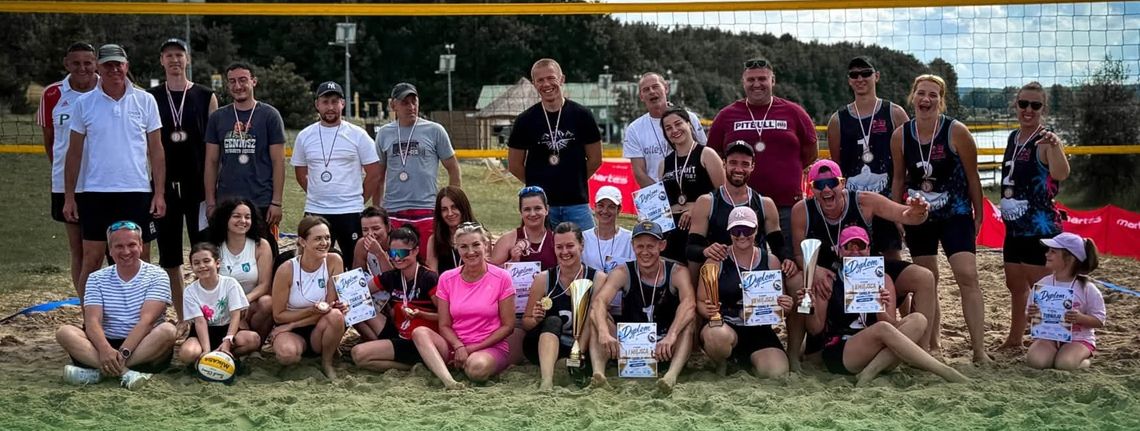 Wiadomości sportowe - zacięta rywalizacja pod siatką na Maczułach Astra Leśniowice