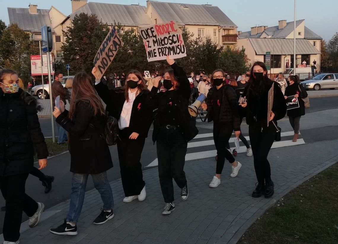 Włodawa: Kobiety protestowały na ulicach miasta [VIDEO]