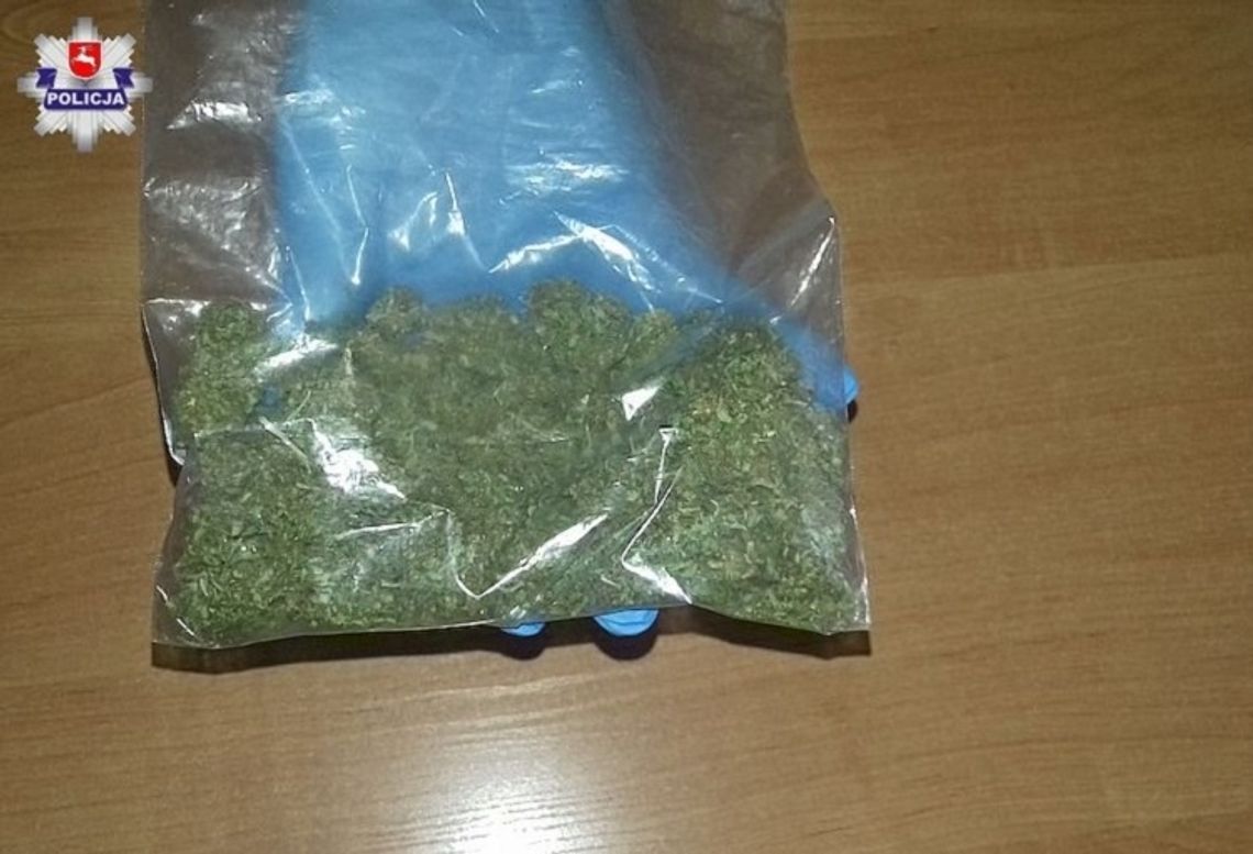 Włodawa: Na widok policjantów, wyrzucił marihuanę przez okno
