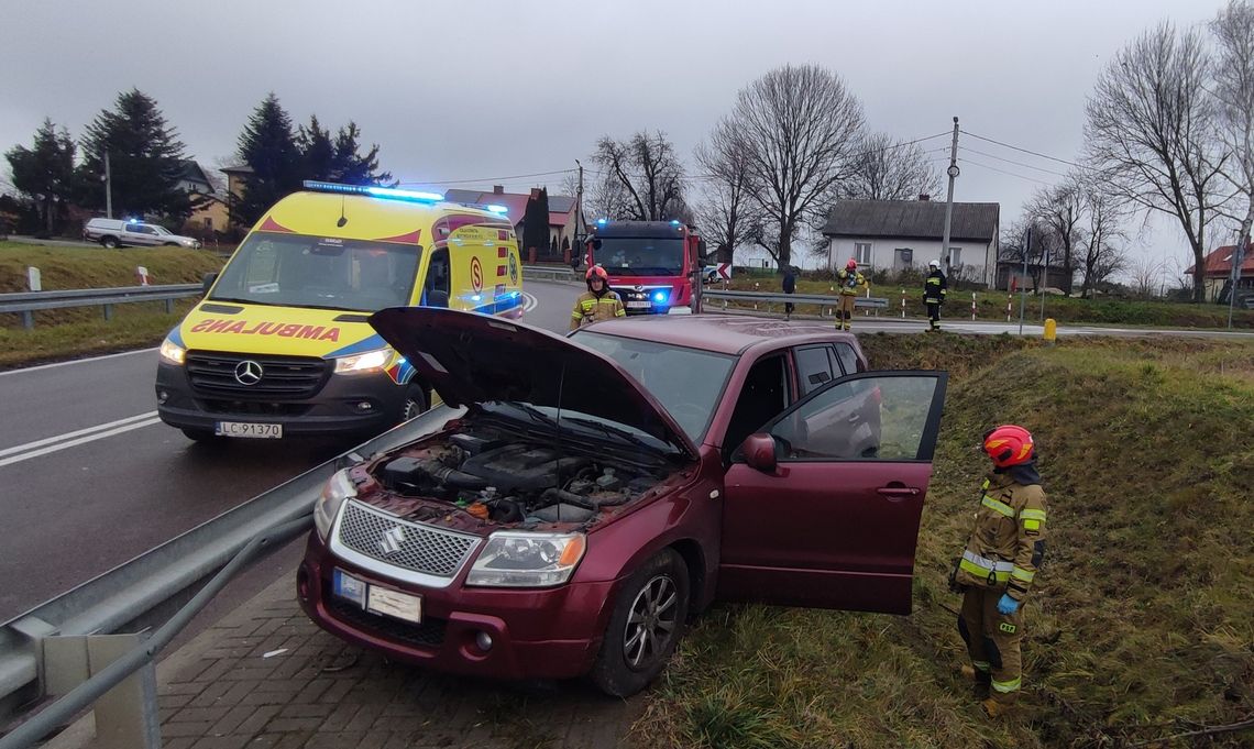 Wypadek w Małochwieju Dużym. Samochód uderzył w przydrożne bariery [ZDJĘCIA]