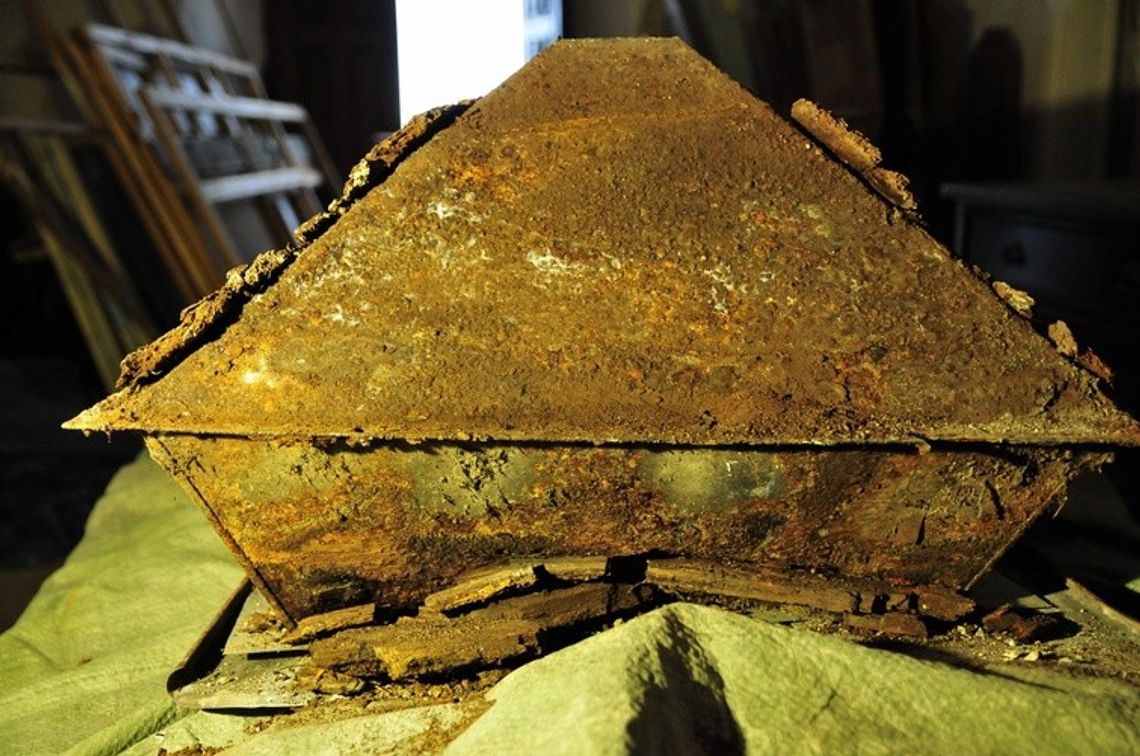 Złote plomby i nagła śmierć - co jeszcze udało się ustalić na temat szkieletu z odnalezionej na "górce" trumny?
