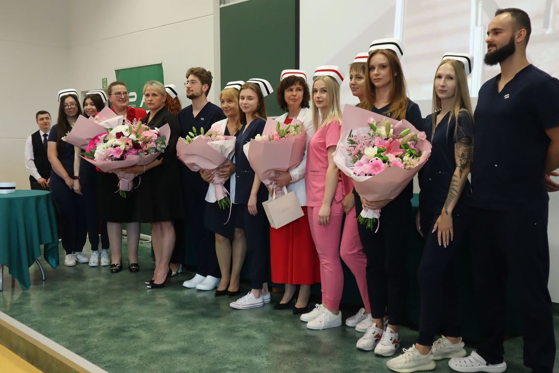 Złożyli ślubowanie, przyjęli odpowiedzialność. Absolwenci pielęgniarstwa i położnictwa PANS w Chełmie zasilą region Złożyli ślubowanie, przyjęli odpowiedzialność. Absolwenci pielęgniarstwa i położnictwa PANS w Chełmie zasilą region