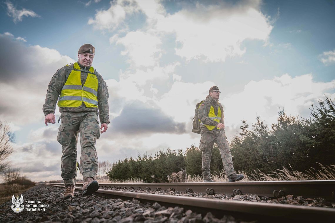 Żołnierze 2 LBOT wspierają służby w ochronie infrastruktury kolejowej Żołnierze 2 LBOT wspierają służby w ochronie infrastruktury kolejowej