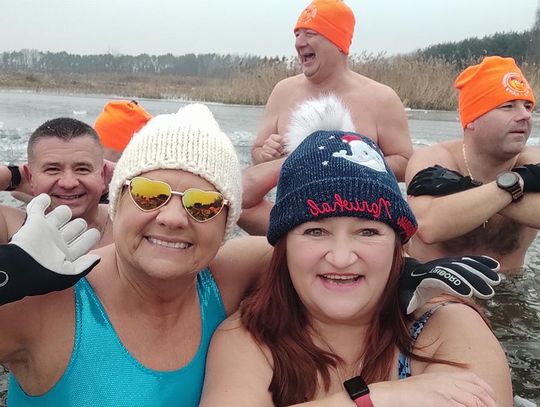 Krasnostawskie Karpie świętowały w lodowatej wodzie [GALERIA ZDJĘĆ]