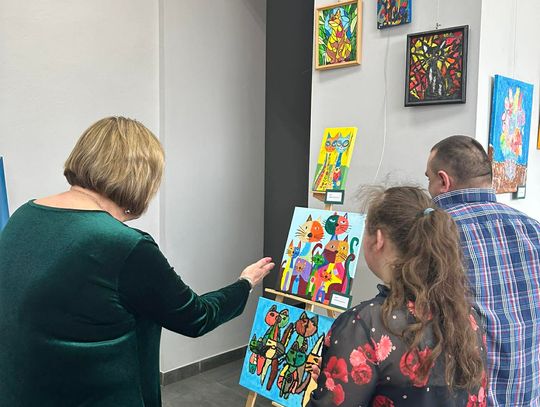 Sztuka, która mówi więcej niż słowa – wyjątkowa wystawa WTZ w Chełmie