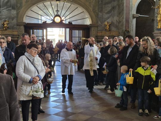 Wielka Sobota. Święcenie pokarmów w Parafia pw. Rozesłania Świętych Apostołów w Chełmie [ZDJĘCIA]