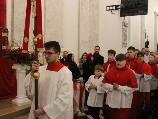 Wigilia Paschalna i procesja rezurekcyjna w Sanktuarium Matki Bożej Chełmskiej Parafia Narodzenia NMP w Chełmie [GALERIA ZDJĘĆ]