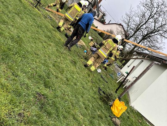 Krajobraz po burzy. Zerwane dachy, powalone drzewa. Strażacy w akcji [ZDJĘCIA]